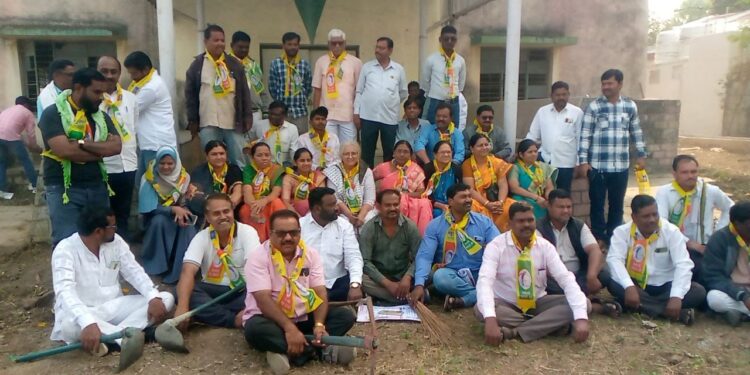 अंजलीताई आंबेडकर आणि सुजात आंबेडकरांनी केली जिजाऊ स्मारक परिसराची स्वच्छता !