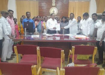 रस्ता रुंदीकरण मध्ये गेलेल्या अतिक्रमण धारक कुटुंबांना पर्यायी जागा व मोबदला मिळावा.