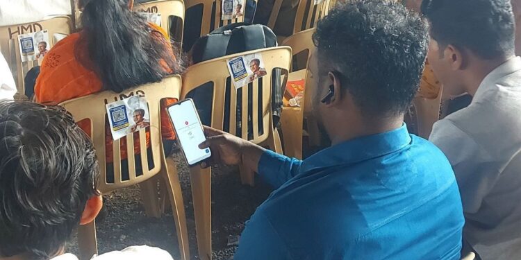 प्रत्येक खुर्चीमागे असलेला क्यूआर कोड स्कॅन करून जनतेकडून मदत