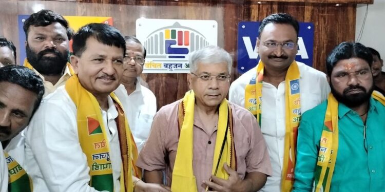 शिवसेनेच्या बी. डी. चव्हाण यांच्यासह पदाधिकाऱ्यांचा ‘वंचित’मध्ये प्रवेश !