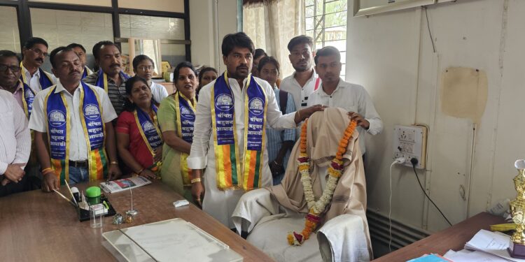 समाज कल्याण कार्यालयावर ‘वंचित’ ची धडक