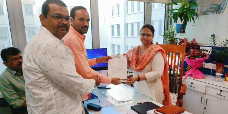 महापालिका आयुक्तांनी कर वसुली खाजगीकरणाचा अहवाल द्या.