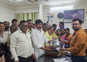 ‘वंचित’ने पाणी पुरवठा समस्या सोडविण्यासाठी दिली रिकामी घागर भेट