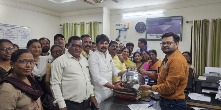 ‘वंचित’ने पाणी पुरवठा समस्या सोडविण्यासाठी दिली रिकामी घागर भेट