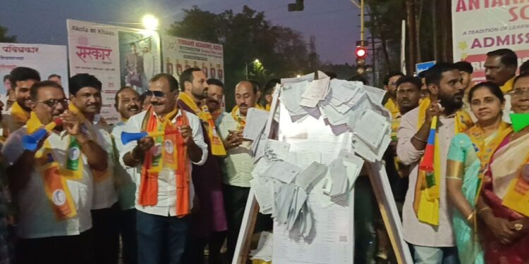 वंचितकडून चुकीच्या पाणीपट्टी देयकांची होळी