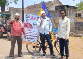 ॲड. बाळासाहेब आंबेडकर यांच्या विजयासाठी कार्यकर्त्यांचा सायकलवरून प्रचार