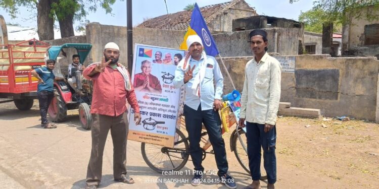 ॲड. बाळासाहेब आंबेडकर यांच्या विजयासाठी कार्यकर्त्यांचा सायकलवरून प्रचार