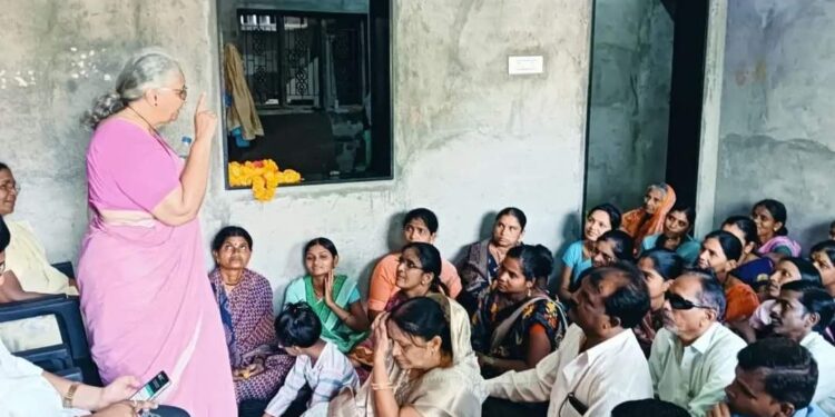बाळापूर येथील कॉर्नर बैठकीत प्रा. अंजलीताई आंबेडकरांनी केले मार्गदर्शन