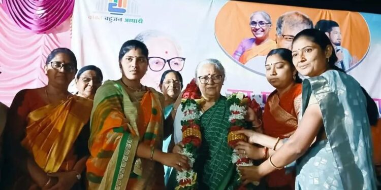 65 हजार शाळा बंद करण्याचा निर्णय घेणाऱ्यांना घरी बसवा