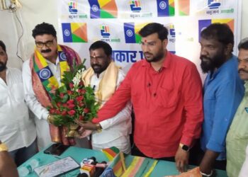 काँग्रेस नेते अफसर खान यांचा  वंचित बहुजन आघाडीत प्रवेश