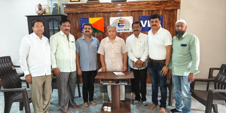 सांगलीच्या विशाल पाटलांचे  बंधू आंबेडकरांच्या भेटीला