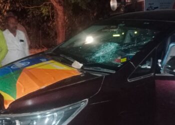 वंचितच्या शिर्डी लोकसभा मतदारसंघाच्या उमेदवार उत्कर्षाताई रूपवते यांच्या वाहनावर हल्ला