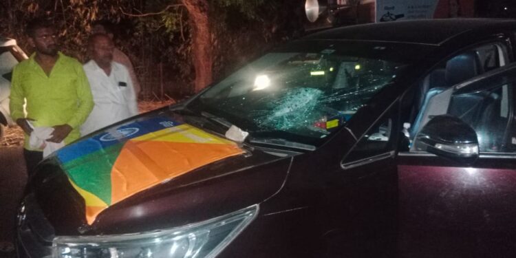 वंचितच्या शिर्डी लोकसभा मतदारसंघाच्या उमेदवार उत्कर्षाताई रूपवते यांच्या वाहनावर हल्ला