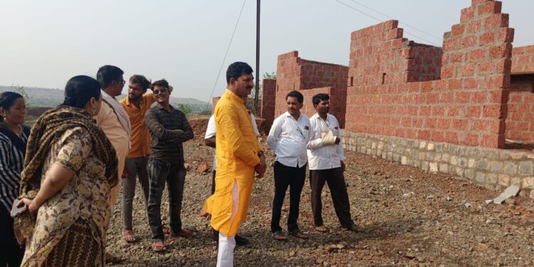 वादळी वारा आणि जोरदार पावसाने वीस घरे पडली