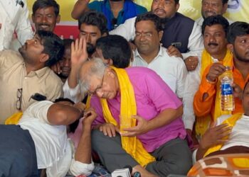 ॲड. प्रकाश आंबेडकरांनी घेतली लक्ष्मण हाकेंची भेट