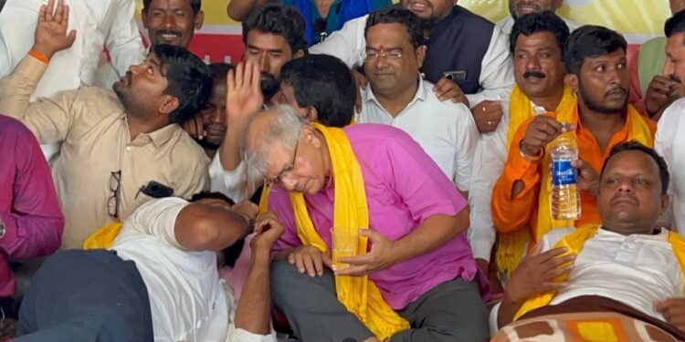 ॲड. प्रकाश आंबेडकरांनी घेतली लक्ष्मण हाकेंची भेट