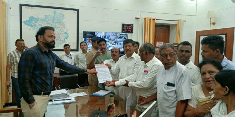 डॉ. भीमराव यशवंत आंबेडकर यांनी घेतली जिल्हाधिकाऱ्यांची भेट !