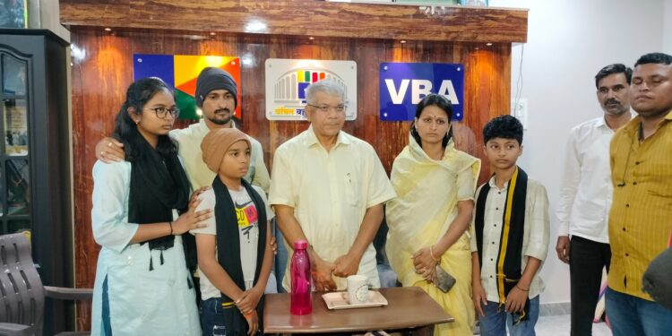 मस्साजोग येथील सरपंच संतोष देशमुख कुटुंबीय ॲड. प्रकाश आंबेडकरांच्या भेटीला !