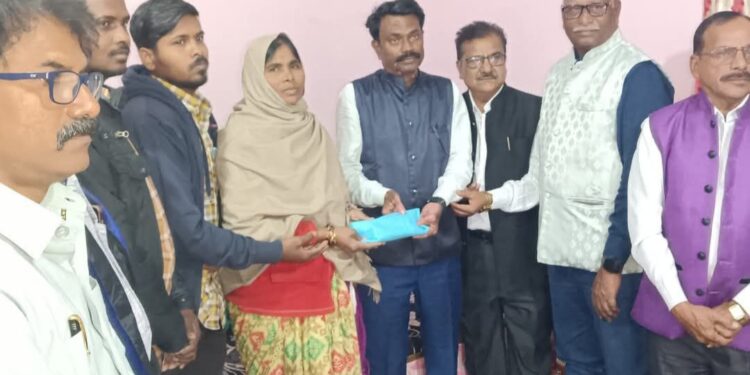 फुले – आंबेडकर विद्वत्त सभेची सुर्यवंशी कुटुंबीयांना मदत !