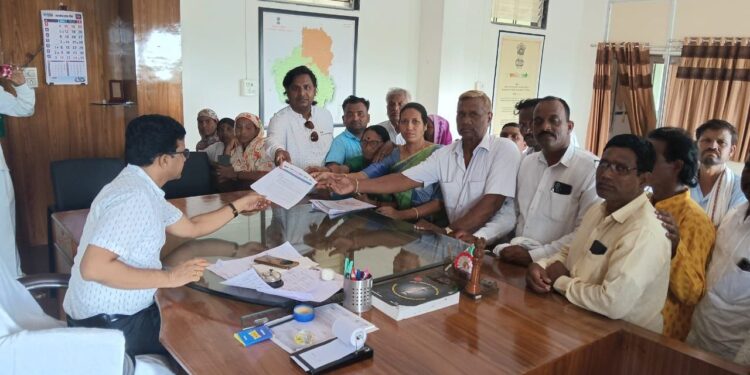 वंचित बहुजन महिला आघाडीचे विविध मागण्यांसाठी उपविभागीय अधिकाऱ्यांना निवेदन