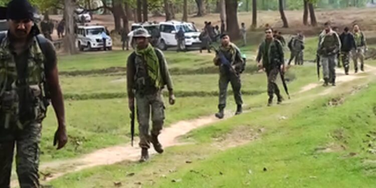 सुकमामध्ये नक्षलवाद्यांनी केले सुरक्षा दलांना लक्ष्य, स्फोटात पोलिस अधिकारी शहीद, अनेक जवान जखमी