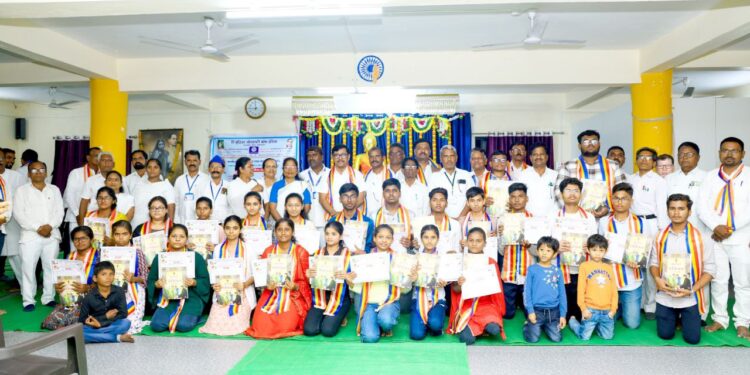 राजर्षी शाहू जयंती आणि संविधान अमृतमहोत्सवानिमित्त लातूरमध्ये गुणवंत विद्यार्थ्यांचा सत्कार 