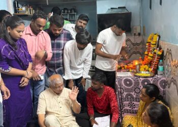 शहीद जवान मुरली नाईक यांच्या कुटुंबियांचे अॅड.प्रकाश आंबेडकर यांच्याकडून सांत्वन