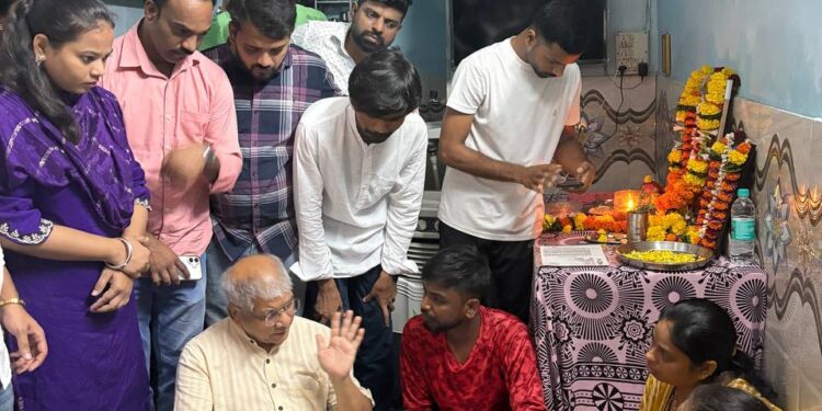 शहीद जवान मुरली नाईक यांच्या कुटुंबियांचे अॅड.प्रकाश आंबेडकर यांच्याकडून सांत्वन