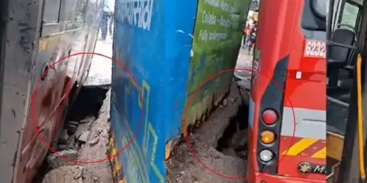 Mumbai News : नागरिकांचा संताप! गिरगावमध्ये रस्ता खचला, बेस्ट बस पाच फूट खड्ड्यात