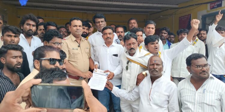 Jalna : आंबेडकरी कार्यकर्त्यांवरील खोटे गुन्हे मागे घ्या- वंचित बहुजन आघाडीचा पोलिस ठाण्यावर मोर्चा