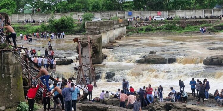 पुण्याजवळ पर्यटनस्थळ कुंडमळा येथे पूल कोसळला; मृतांचा आकडा ६ वर, अनेक जण गंभीर