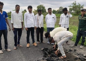 Jalna Road Construction : सरकटे वझर ते वाटूर रस्त्याचे निकृष्ट काम; वंचित बहुजन आघाडीच्या पदाधिकाऱ्यांनी केली पोलखोल!
