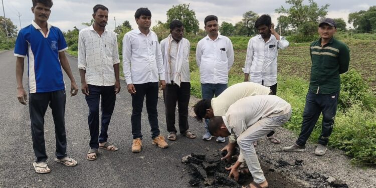 Jalna Road Construction : सरकटे वझर ते वाटूर रस्त्याचे निकृष्ट काम; वंचित बहुजन आघाडीच्या पदाधिकाऱ्यांनी केली पोलखोल!