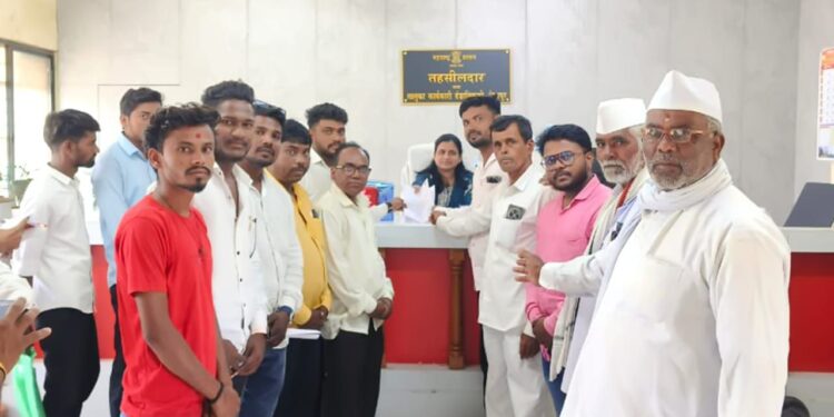 Latur : वंचित बहुजन आघाडीकडून रेणापूर येथे तहसीलदारांना विविध मागण्यांचे निवेदन!