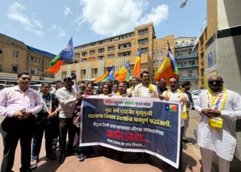दिवा-मुंब्रा रेल्वे दुर्घटनेचे मुंबईत पडसाद; CSMT मुख्यालयात वंचित बहुजन आघाडी आक्रमक