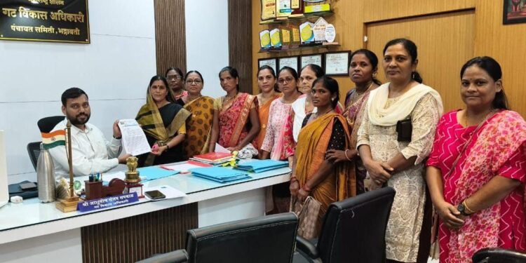 कामगारांच्या ना हरकत प्रमाणपत्रावर ग्रामसेवकांची टाळाटाळ – वंचित बहुजन महिला आघाडीचा कार्यालयावर मोर्चा!