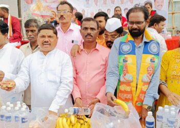 Ashadhi Ekadashi 2025 : आषाढी वारी निमित्त वंचित बहुजन आघाडीकडून वारकऱ्यांसाठी फराळ वाटप आणि वैद्यकीय सेवा