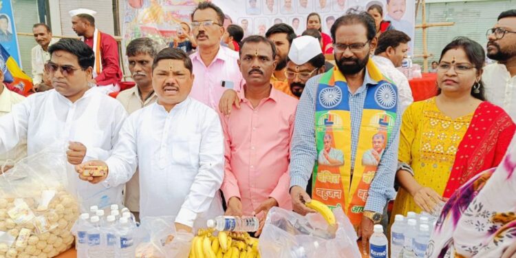 Ashadhi Ekadashi 2025 : आषाढी वारी निमित्त वंचित बहुजन आघाडीकडून वारकऱ्यांसाठी फराळ वाटप आणि वैद्यकीय सेवा