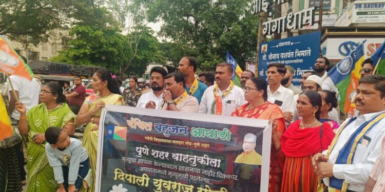 पर्वतीतील आई माता चौकात अपघातग्रस्त ठिकाणी वंचित बहुजन आघाडीचे आंदोलन