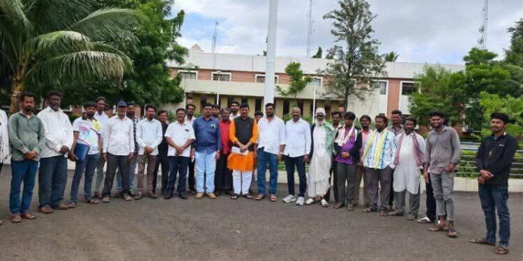 मदारी समाजाच्या 15 कुटुंबांना बेघर केल्याने वंचित बहुजन आघाडी आक्रमक; जिल्हाधिकाऱ्यांकडे कारवाईची मागणी