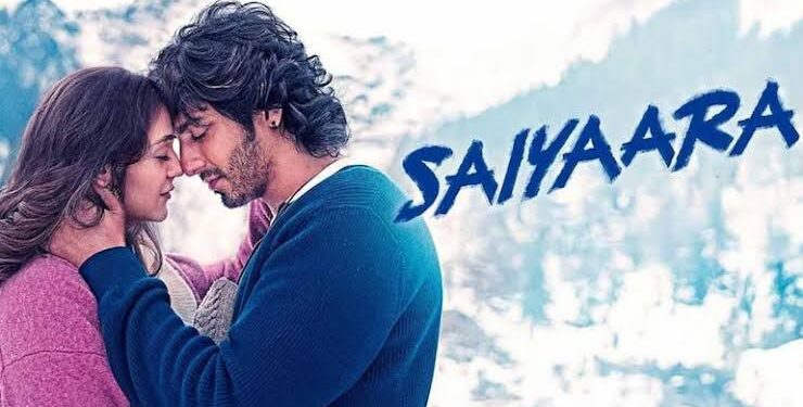 'Saiyaara' या चित्रपटाने प्रदर्शित झाल्यानंतर अवघ्या काही दिवसांतच प्रेक्षकांच्या मनात घर केलं आहे. पहिल्यांदा केवळ ८०० स्क्रीन्सवर प्रदर्शित झालेला हा चित्रपट, वाढत्या मागणीमुळे आता थेट २,००० स्क्रीन्सवर झळकत आहे.