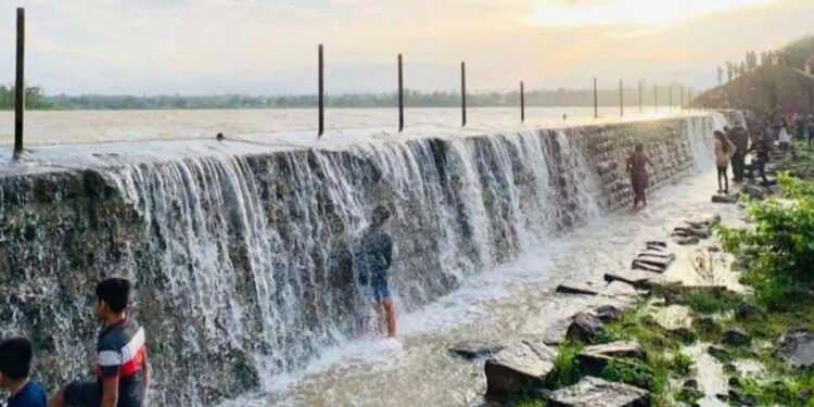 कोल्हापुरातील कळंबा तलाव ओव्हरफ्लो; परिसरातील नद्यांची पाणीपातळी वाढली