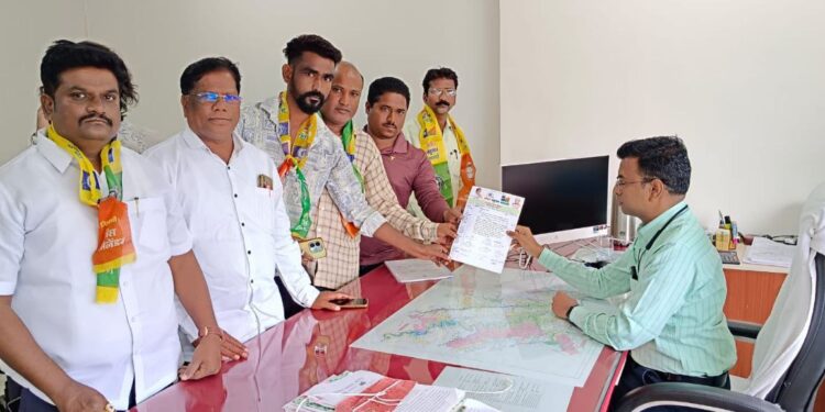 सोलापूर : अण्णाभाऊ साठे जयंती मिरवणुकीस रात्री १२ वाजेपर्यंत परवानगी मिळावी, वंचित बहुजन आघाडीची जिल्हाधिकाऱ्यांना लेखी मागणी