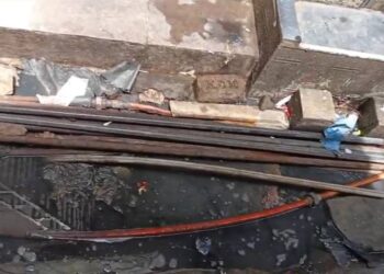 गोवंडीतील खड्ड्यांवर वंचित महिला आघाडीचा तीव्र विरोध "खड्डे बुजवा, नाहीतर अधिकारी खड्ड्यात!"