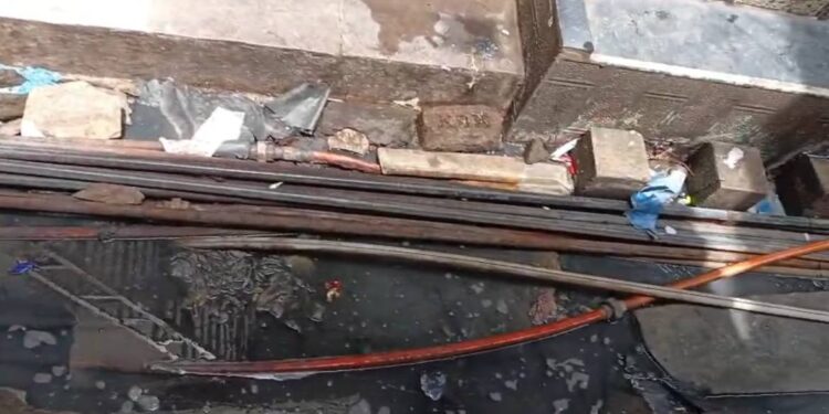 गोवंडीतील खड्ड्यांवर वंचित महिला आघाडीचा तीव्र विरोध "खड्डे बुजवा, नाहीतर अधिकारी खड्ड्यात!"