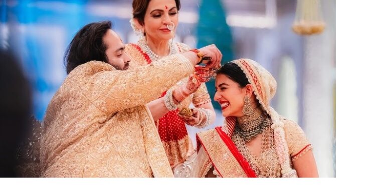 श्रीमंतांच्या समारंभातील पैशांचे ओंगळ प्रदर्शन