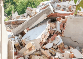 बांद्रा येथे तीन मजली चाळ कोसळून मोठी दुर्घटना; १० जण ढिगाऱ्याखाली अडकल्याची भीती