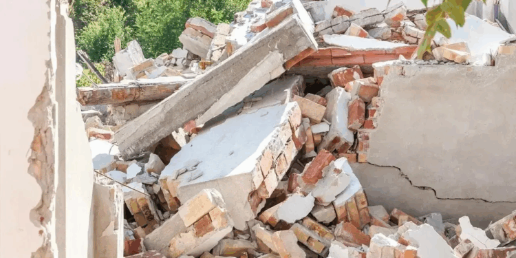 बांद्रा येथे तीन मजली चाळ कोसळून मोठी दुर्घटना; १० जण ढिगाऱ्याखाली अडकल्याची भीती