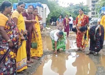 कांदिवली, चारकोप येथे खड्ड्यांमध्ये होड्या सोडून वंचित बहुजन महिला आघाडीचे आंदोलन