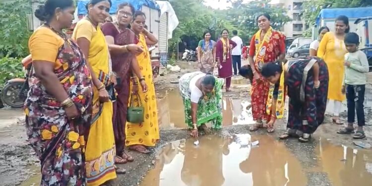 कांदिवली, चारकोप येथे खड्ड्यांमध्ये होड्या सोडून वंचित बहुजन महिला आघाडीचे आंदोलन